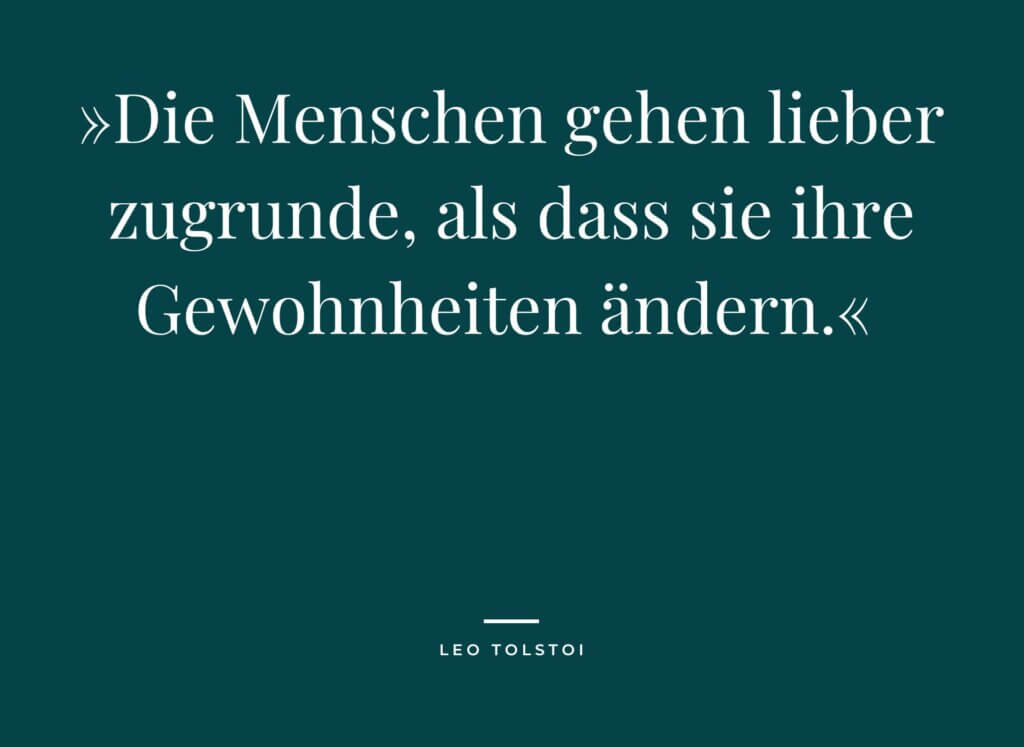 Zitat in weisser Schrift auf grünem Hintergrund: "Die Menschen gehen lieber zugrunde, als dass sie ihre Gewohnheiten ändern.". Das Zitat von Leo Tolstoi wird hier im Zusammenhang mit dem Begriff "Carbon-Chauvinismus" verwendet.